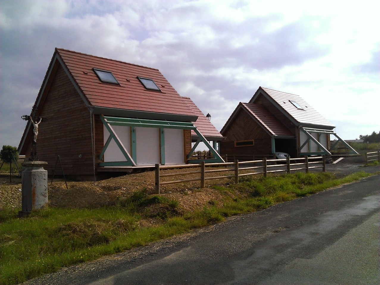 Chalets en bois en été, lotissement Les Rives, Espezel